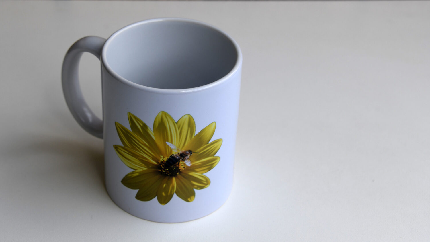 Biene auf Blume #9260 (Trinkbecher) | Bee on flower #9260 (Mug) – Bild 7