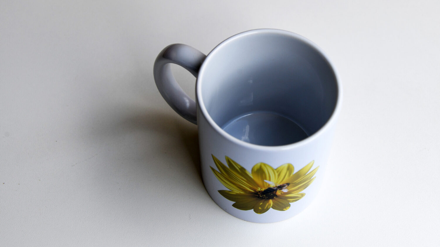 Biene auf Blume #9260 (Trinkbecher) | Bee on flower #9260 (Mug) – Bild 5