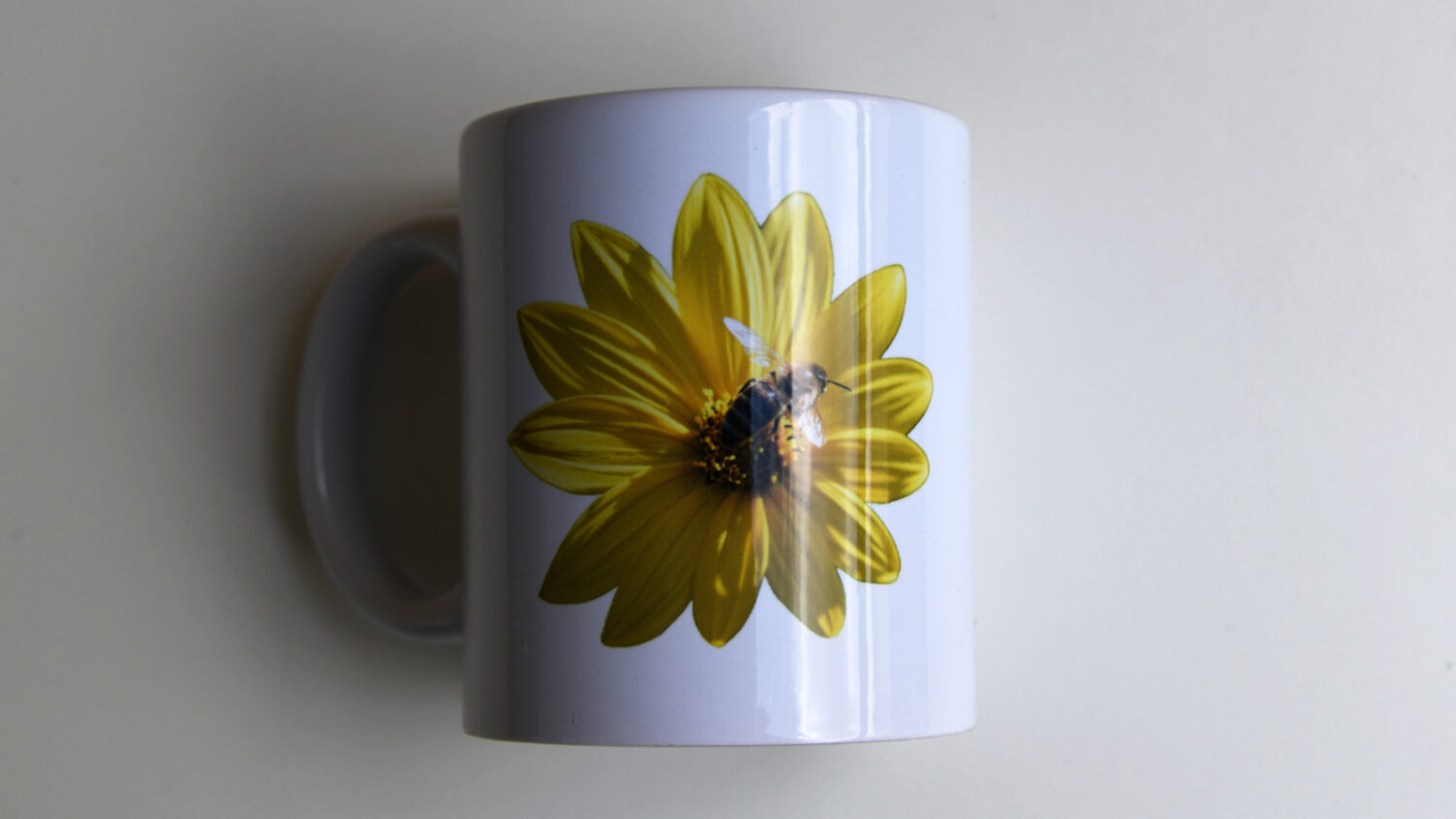 Biene auf Blume #9260 (Trinkbecher) | Bee on flower #9260 (Mug) – Bild 3