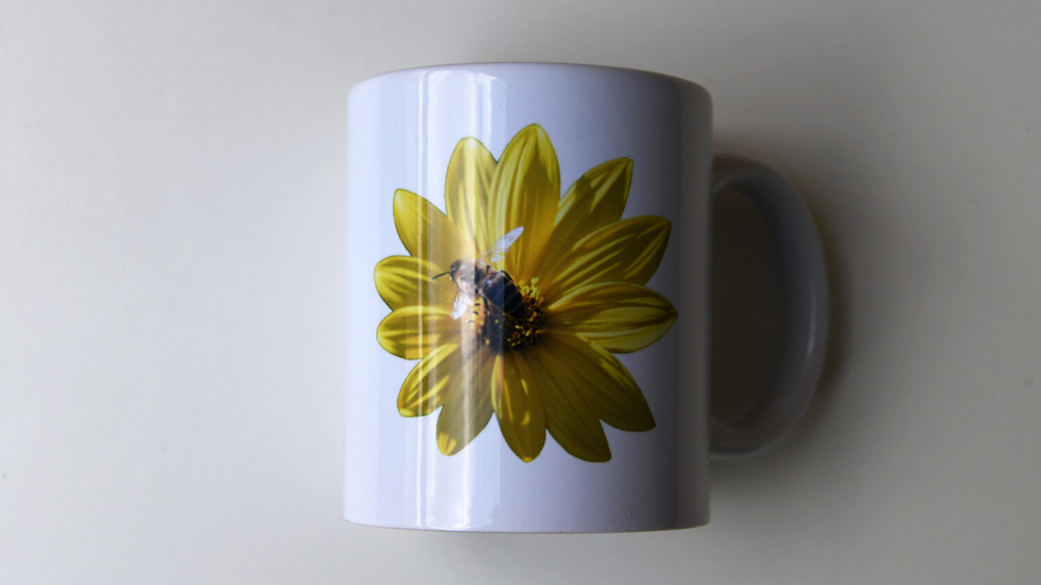 Biene auf Blume #9260 (Trinkbecher) | Bee on flower #9260 (Mug) – Bild 2